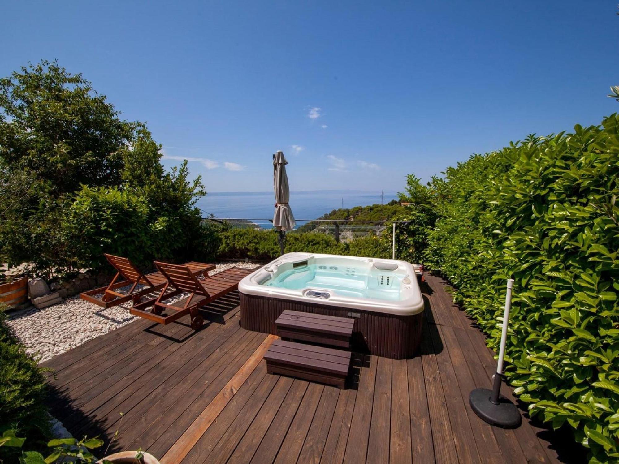 Luxurious Holiday Home In Makarska With Jacuzzi エクステリア 写真