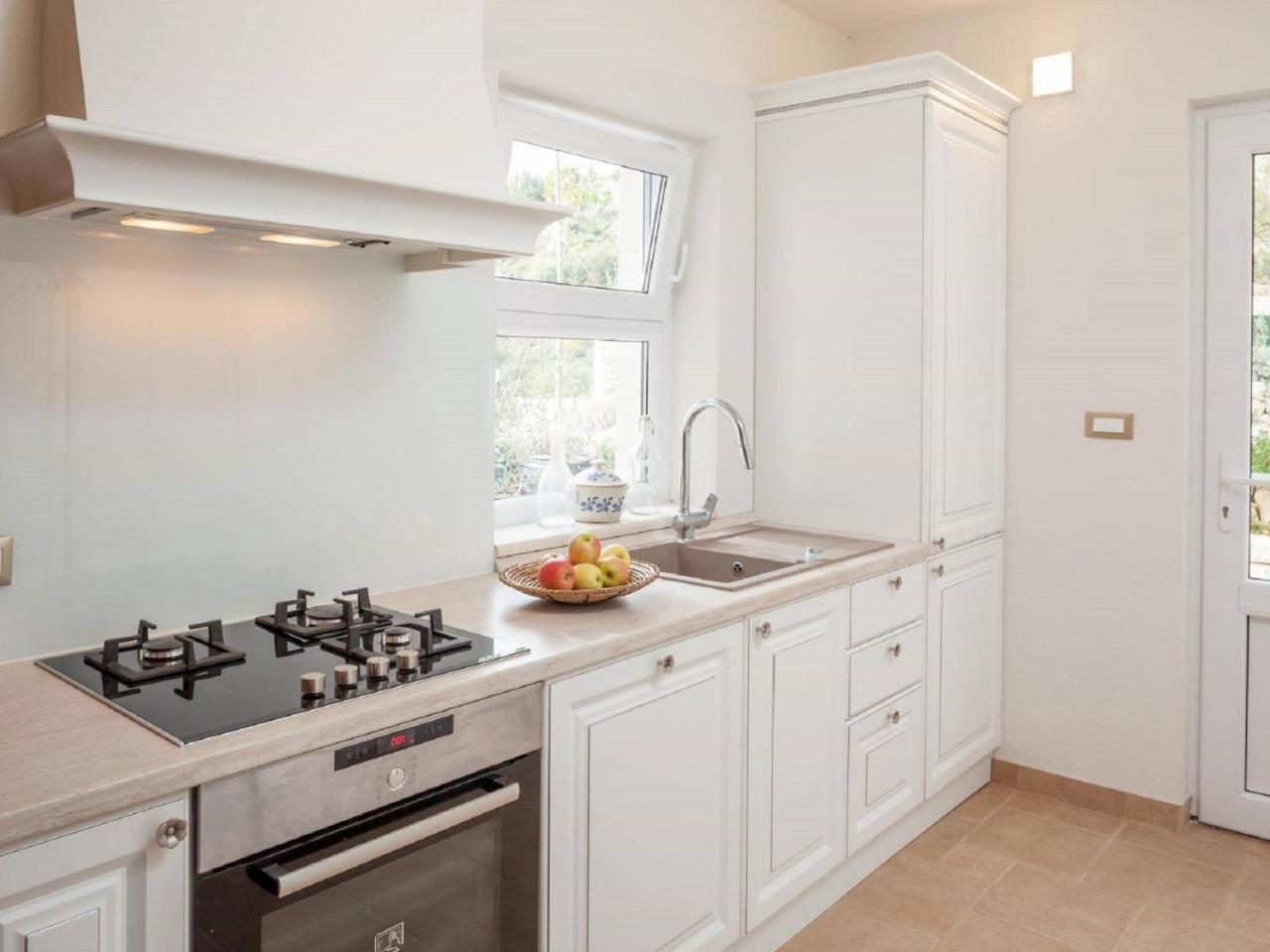 Luxurious Holiday Home In Makarska With Jacuzzi エクステリア 写真